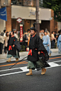 #世界风俗志#京都时代祭是在1895年(明治28年），为了纪念桓武天皇平安迁都1100年，而模仿延历到明治这1千余年的风俗，约2000人行程达2公里的队伍，依次展现溯源至延历时代的时代风采。时代祭为京都三大祭之一，游行被称作“行走的博物馆”。