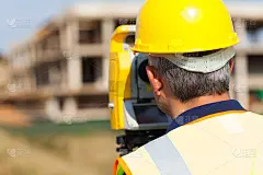 从事经纬仪工作的高级土地测量师