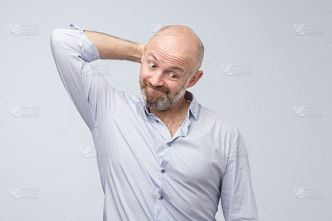 近距离肖像的一个随意成熟沉思的商人。影棚...