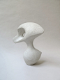 YinjiSpace - American Artists x Simone Bodmer Turner : Simone以环形、夸张的壶和花瓶而闻名，作品的形状隐约让人想起传统的中美洲玻璃瓶。