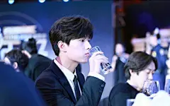 杨洋的帅气真是无法挡，大家一起来下载之家壁纸站看看吧
http://www.xiazaizhijia.com/bizhi/