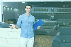 家具店微笑的店员拿着价目表