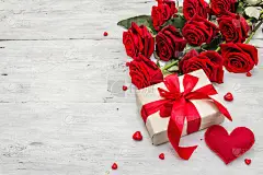 情人节贺卡背景与礼品盒，新鲜的勃艮第玫瑰和各种心脏。旧的白色木制桌子。婚礼或生日的概念，文字的位置，