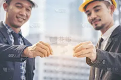 实施难题，提高沟通，解决协同，组织团队，建立联系计划，信任服务策略。利益相关者企业信任沟通团队手握拼