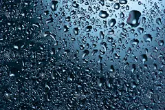 窗户玻璃上的水滴。