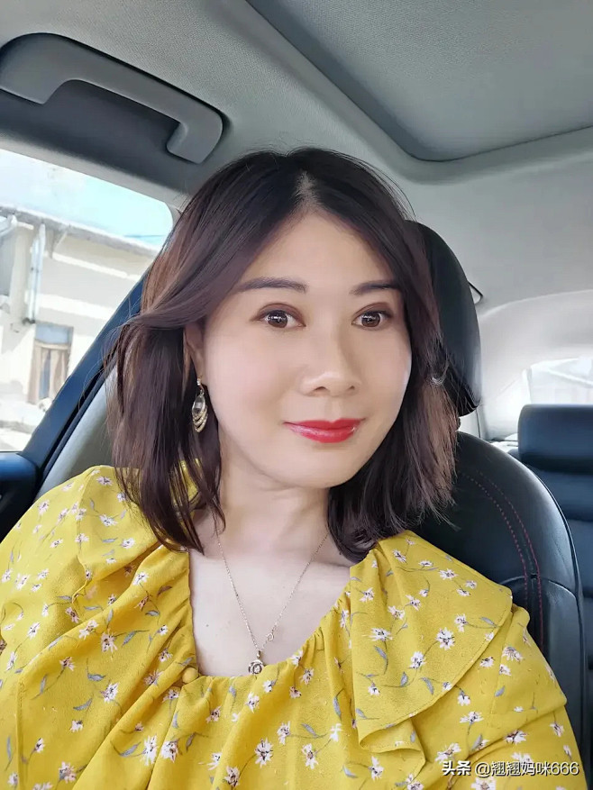 熟女气质40岁的气质美女微笑