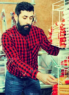 一名男性顾客在butcherâ的店里检查意大利面