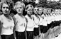 37. 1936年2月24日，德国柏林，一群德国女孩在列队学习纳粹青年运动所支持的音乐文化。