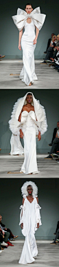 Alexis Mabille SS 2020 Couture Paris Show 

#2020春夏巴黎高定时装周# ​​​Alexis Mabille这季高定除了出场Dita von teese的黑色西装，其他26套Look全是白色的礼服，像走婚纱秀，有好几套结构真的美。