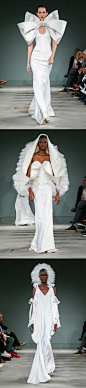 Alexis Mabille SS 2020 Couture Paris Show 

#2020春夏巴黎高定时装周# ​​​Alexis Mabille这季高定除了出场Dita von teese的黑色西装，其他26套Look全是白色的礼服，像走婚纱秀，有好几套结构真的美。 ​​​​