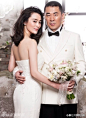 近日，微博曝光蒋勤勤陈建斌夫妇拍摄的婚纱写真，结婚八年多的二人依旧甜蜜蒋勤勤身穿白色婚纱优雅大方，身材依旧。