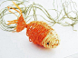 记得小时候常用蒲扇叶编织小蚱蜢等，今天给大家带来的是小金鱼的编织方法，下面一起来学习下吧！