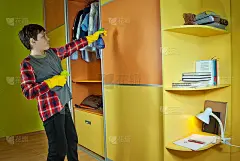 那家伙收拾了房间。衣柜和衣服在孩子们的房间里。