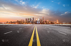 空旷的高速公路与城市景观和天际线，中国广州。