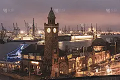 日落时分，德国汉堡工业港的登陆桥码头