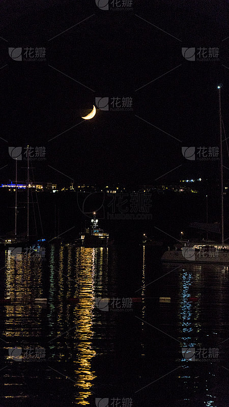 夜晚的游艇和大海