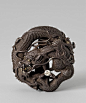 由Toshitsugu制作的扭曲的赤褐色铁ryûsamanjû型装饰形状的盘绕龙。 19世纪末，拍卖1036 Netsuke来自Kolodotschko Collection，Lot 182
