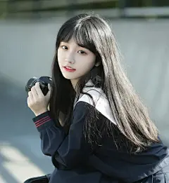 时光的脚步，总是这样匆匆。不觉间，我们已经辞别旧年，迎来新岁。而回眸时，最美的风景，便是与你们一起相伴走过的每一程风雨。我微笑着浅浅落下一笔，生命里有你们，真好！

　　季节变迁，由葱茏到荒芜，浸满俗世的烟火。穿行于清简如水的日子，我们始终以自己喜欢的方式，浅笑着，安然着，感悟着，修行着。潮去潮落间，一半明媚，一半从容。流年的素笺上，落满开心快乐的絮语。

　　双手合十，为你，为我，为身边所有爱与被爱的人，许下一世安好。依着岁月的温婉，我们总能找到属于自己的风景。风里，雨里，我们不曾为困难低头，亦不曾为别