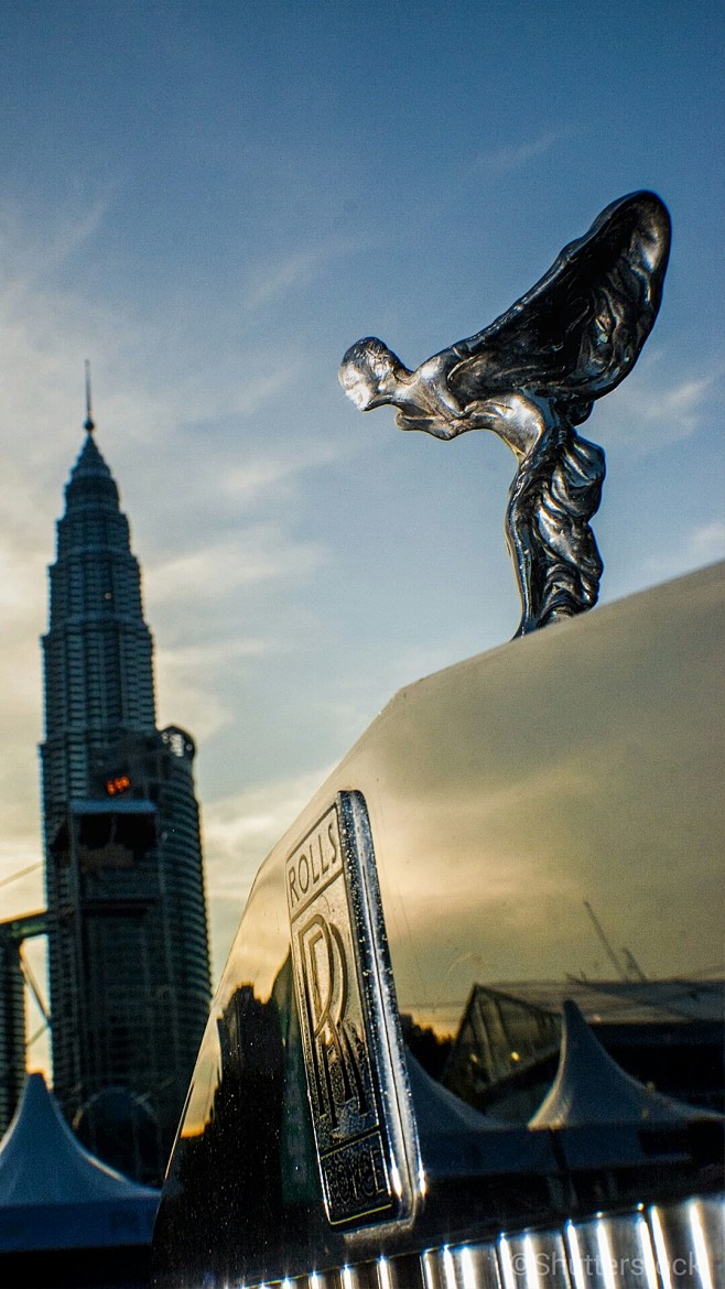 劳斯莱斯的欢庆女神采用传统的蜡模工艺完全用手工倒模压制成型然后