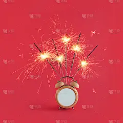 2022. 极简抽象的新年概念与闹钟和闪闪发光的大胆红色圣诞节背景。庆祝或周年派对的想法。