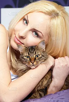 女人抱着猫