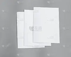 海报模型纸，白纸孤立在灰色背景，空白人像纸A4。宣传册杂志孤立在灰色上，可以用条幅产品的商业纹理为您