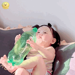 瑶一瑶喝雪碧表情包 她好快乐啊