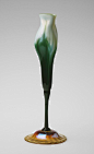 Tiffany创始人之子Louis Comfort Tiffany设计制作的法夫赖尔（Favrile）玻璃花瓶。法夫赖尔玻璃花瓶造型独特精妙，在制作过程中便加进了熔化的玻璃，蓝色、绿色、金色和粉红色或被独立使用，或巧妙地组合在一起，形成如同彩虹一样绚丽的效果。法夫赖尔玻璃花瓶是新艺术清新自然风格的体现，也显示了路 ​​​​...展开全文c