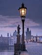 Charles Bridge in Prague, Czech Republic。捷克布拉格查理士桥。查理大桥建于1357年，是一座极具艺术价值的石桥。大桥横跨伏尔塔瓦河，长520米，宽10米，有16座桥墩，两端分别是布拉格城堡区和旧城区，以前这里还是历代国王加冕游行的必经之路。桥上可以观赏到街头艺人的表演和一些手工艺创作，还可以买到很多艺术品，例如表现查理大桥的水彩画，以及身着传统捷克服装和宫廷服装的木偶等。这座欧洲最古老最长的桥上有30尊圣者雕像，都是17-18世纪捷克巴洛克艺术大师的杰作，被欧洲人称