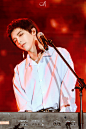 华晨宇 <br/>他的手真漂亮啊。<a class="text-meta meta-mention" href="/gaomeinan1978/">@华晨宇yu</a> <br/>好好休息 ​​​​