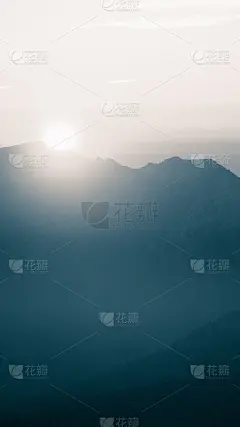 这是斯洛伐克塔特里令人振奋的山景。生动的，渐变风景与透视在蓝色基调。夏天在山脉。色彩鲜艳的自然壁纸。