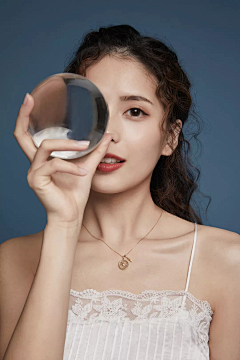 Emily18340采集到珠宝-模特摄影