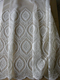 Klasszikus mintájú tüll függöny, alul bordűrös díszítéssel (minta magassága 48 cm). Szín: ekrü