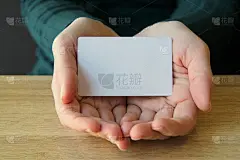 一个穿着蓝色毛衣的女孩摊开的手掌里放着一张长方形的白色卡片。设计模型，文本的地方，复制空间