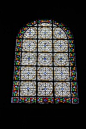 教堂彩色琉璃窗。摄于法国Le Puy en Velay的大教堂(La Cathédrale)，该教堂被列为国际教科文组织世界遗产。教堂内彩色琉璃窗。