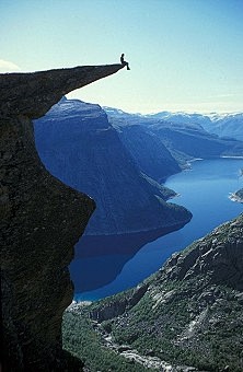 Trolltunga是一块“神奇”的岩石...