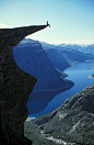 Trolltunga是一块“神奇”的岩石，位于挪威的Skjeggedal山。由于岩体伸出山崖很远，因其形似，又被称作“巨人之舌”。这块岩石是许多户外爱好者的神往之地，人们可以选择乘坐缆车到达海拔950米的半山处，然后经由台阶或登山小道攀爬到岩石上。