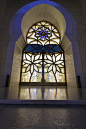 奢华清真的虔诚朝拜




谢赫扎伊德清真寺，位于阿联酋的首都阿布扎比，距迪拜2个多小时路程。人们提到她，总会有一系列的数字来说明她的与众不同。她是世界第三大清真寺，伊斯兰建筑的杰作，中东最大的清真寺。是纪念1972年建立阿联酋后的第一任酋长（总统）谢赫扎伊德而兴建的。