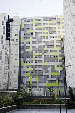 带有操场的现代住宅楼