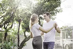 在冠状病毒隔离危机期间，情侣们一起跳舞，正能量爱的乐趣，在舒适区快乐的感觉，人寿保险和居家概念，情人