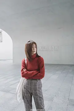 #今日推荐#  福利来啦❗️❗️❗️ 冬天必备的高领羊毛毛衣 十色入！大衣外套的最佳CP 喜欢的宝宝们点赞转发 14号抽一位送哦️ NShakeSnake冬季必备暗条纹高领羊毛套头毛衣 1...