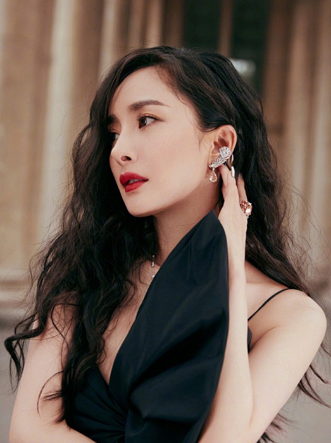 组图：杨幂穿印花长裙性感 重回《小时代》...