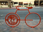 红色自行车架。 图片由棕榈泉市提供。