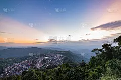 丰萨利鸟瞰图，老挝北部，靠近中国。云南风情的山岭风景区小镇。阿卡村部落徒步旅行的目的地。雾和薄雾在山