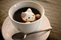 Yawahada 推出了这款可爱的猫式棉花糖，除了可爱的猫造型外，还有迷死人的猫掌肉球，也有可可、奶茶和绿茶口味选择。如果它们放在咖啡里面，立刻令一杯咖啡变得舍不得喝，不忍心喝。