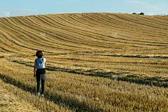 红头发的女人穿着运动服在操场上走来走去