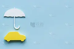 汽车形状下的伞。保险和车险概念