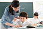 老师和小学生们在教室里