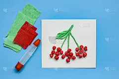 步骤2。DIY的概念和孩子的创造力。步骤说明:应用“草莓纸”。在隔离期间与孩子进行创造性活动。