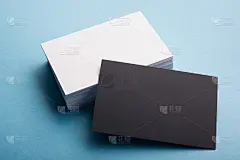 蓝色木质背景的空白名片。企业文具，品牌模型。创意设计师的办公桌。平的。文本复制空间